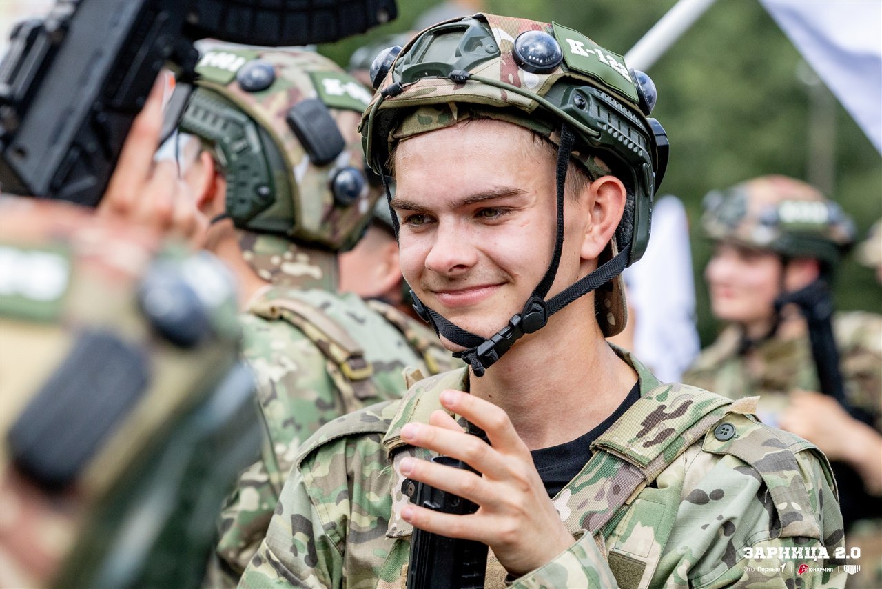 «Зарница 2.0»: Строй участников на плацу лагеря «Авангард» — №841