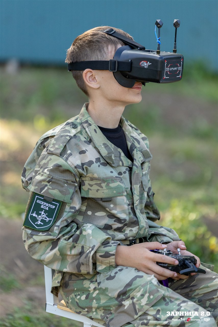 Турнир «Зарницы 2.0» LASERWAR: Строй участников на плацу лагеря «Авангард» — №1001