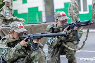 «Зарница 2.0»: Колонна участников вдоль грунтовой дороги — №1009