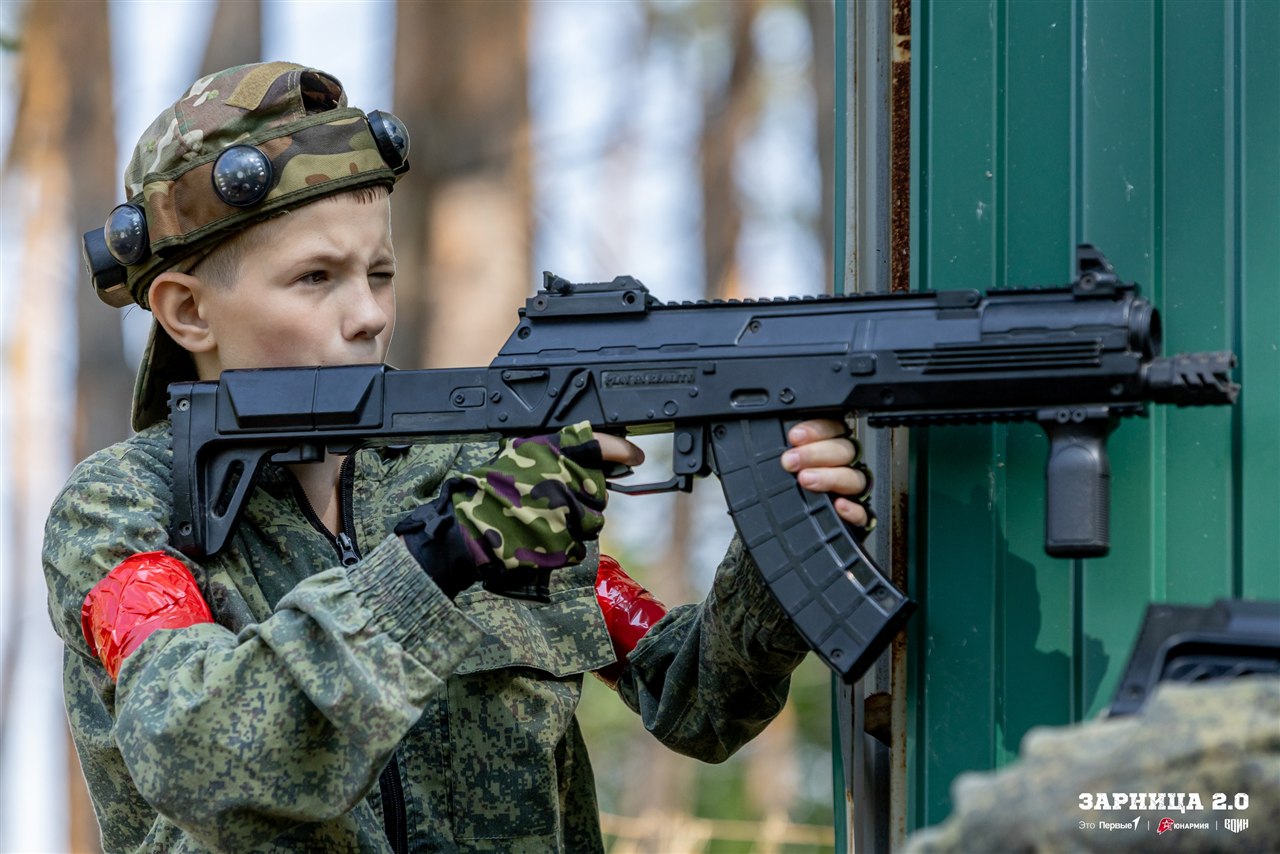 «Зарница 2.0»: Колонна участников вдоль грунтовой дороги — №1129