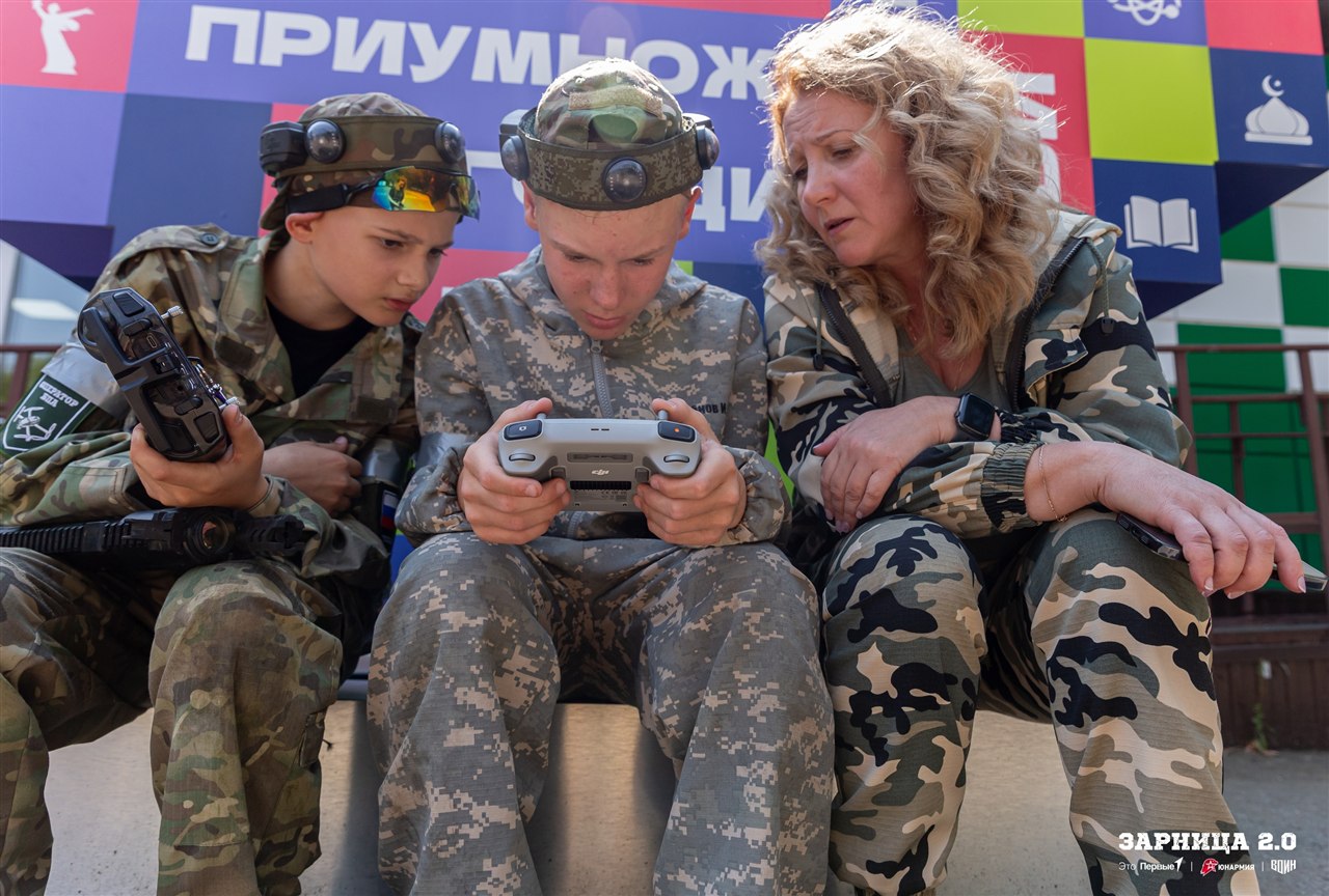 «Зарница 2.0»: Колонна участников вдоль грунтовой дороги — №1249