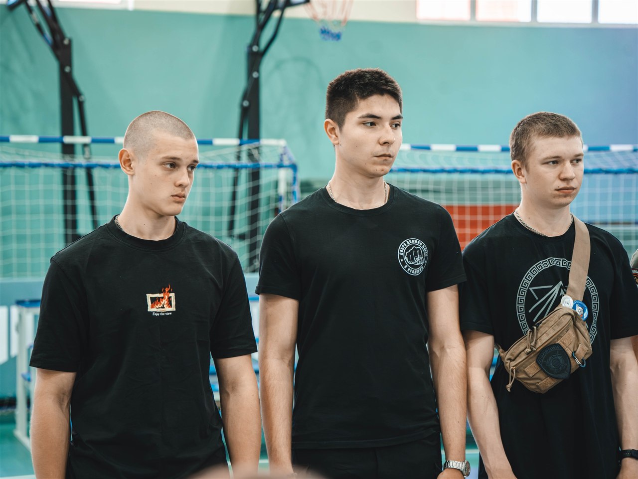 Лазертаг LASERWAR: группа с тагерами LASERWAR в камуфляже на площадке LASERWAR