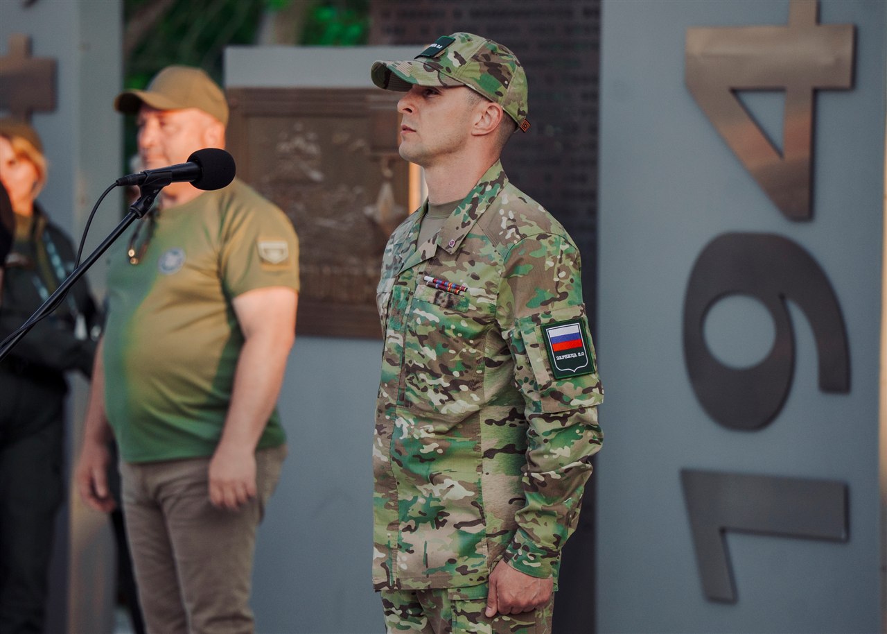 Лагерь «Авангард», лазертаг: выход отряда на старт миссии «Зарницы» в лагере «Авангард»