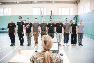 Лазертаг LASERWAR: колонна участников вдоль грунтовой дороги на площадке LASERWAR