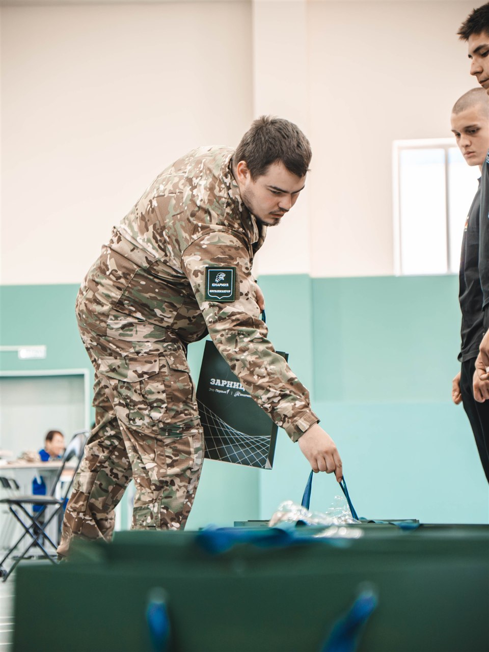 Турнир «Зарницы 2.0» LASERWAR: проверка экипировки перед боем во время миссии лазертага