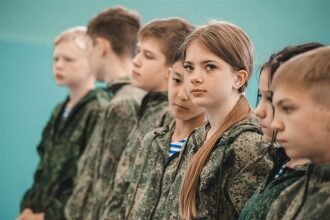 Фото «Зарницы 2.0»: широкий кадр строя на тренировочном поле на полигоне «Зарницы 2.0»