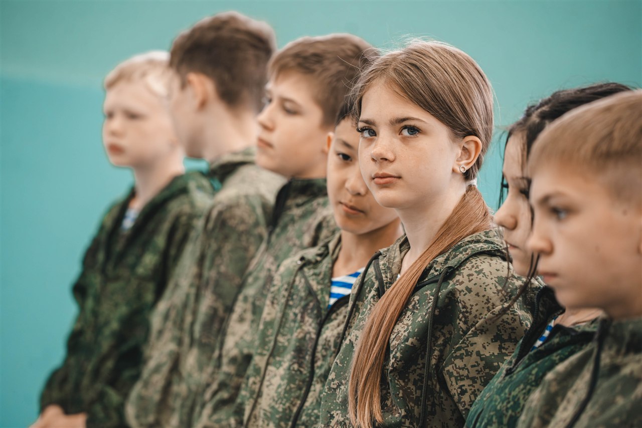 Фото «Зарницы 2.0»: широкий кадр строя на тренировочном поле на полигоне «Зарницы 2.0»