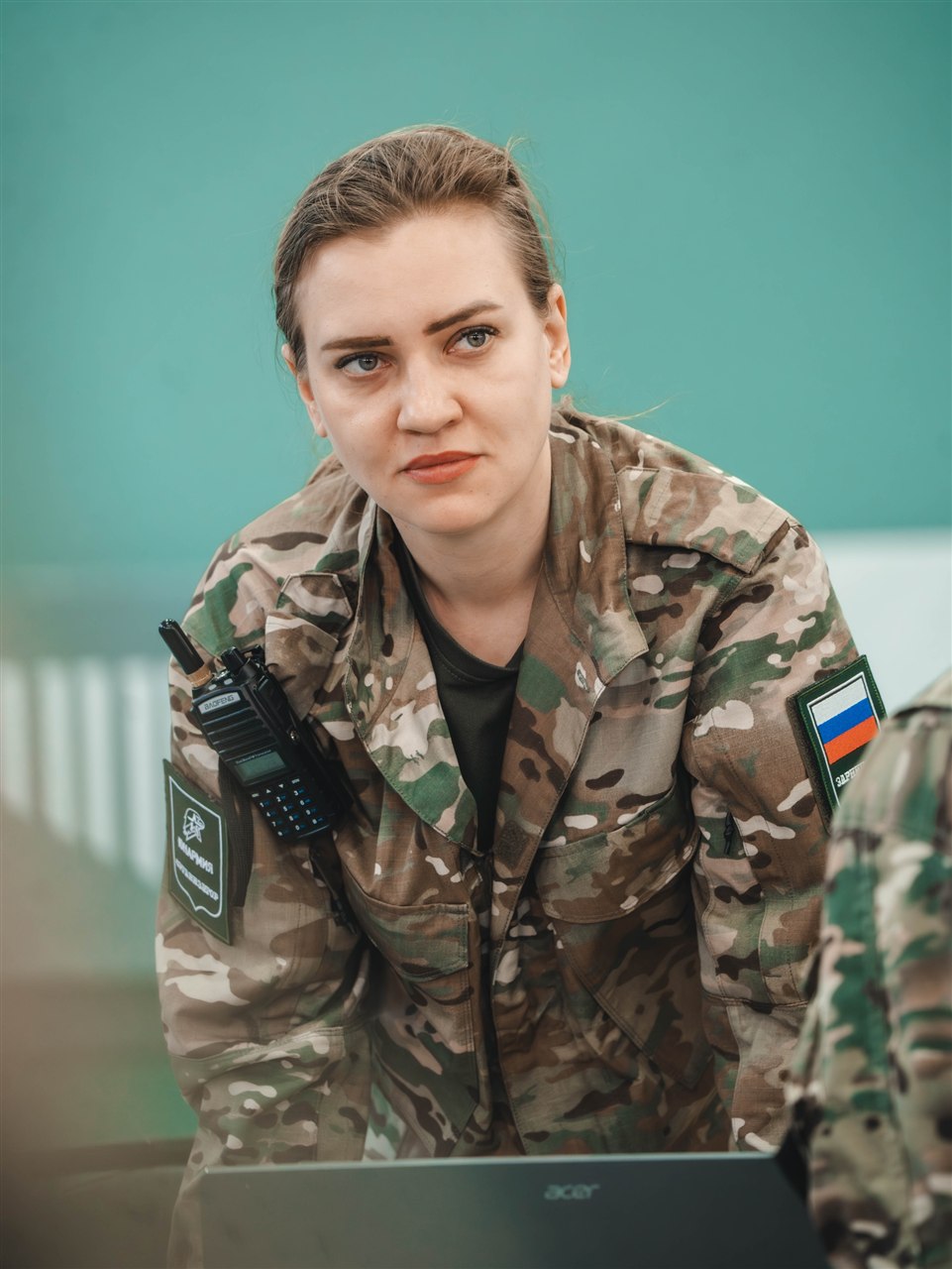 Лазертаг LASERWAR: укрытие за стволом дерева на миссии на площадке LASERWAR