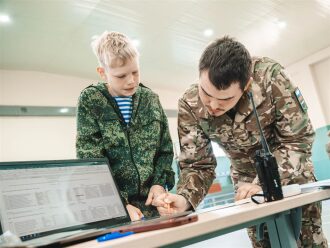 Турнир «Зарницы 2.0» LASERWAR: привал у палаток лагеря «Авангард» во время миссии лазертага