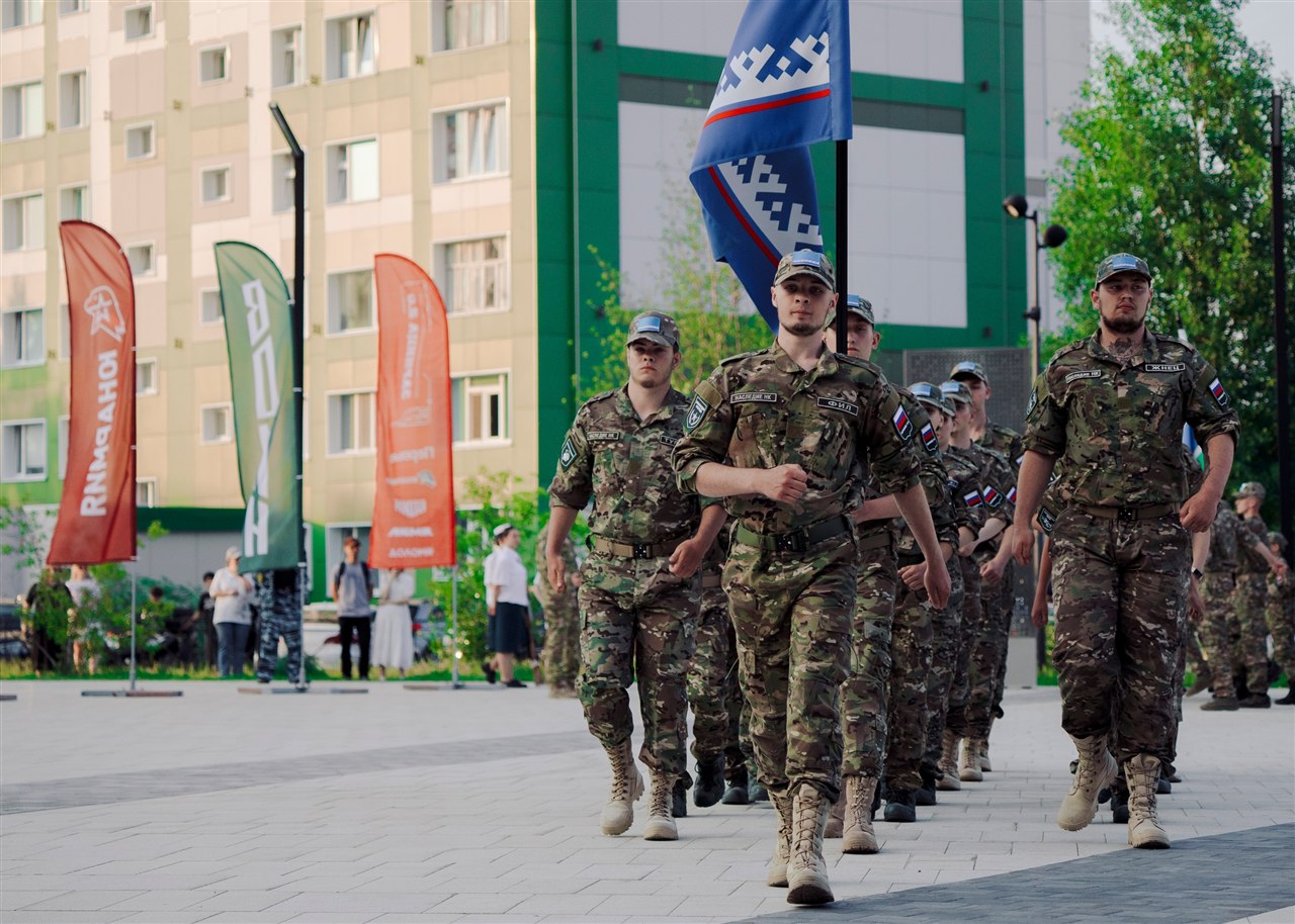 Фото «Зарницы 2.0»: инструктаж команды перед лазертаг-миссией на полигоне «Зарницы 2.0»