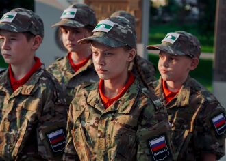 Фото «Зарницы 2.0»: тактическая стойка на склоне песчаного поля на полигоне «Зарницы 2.0»