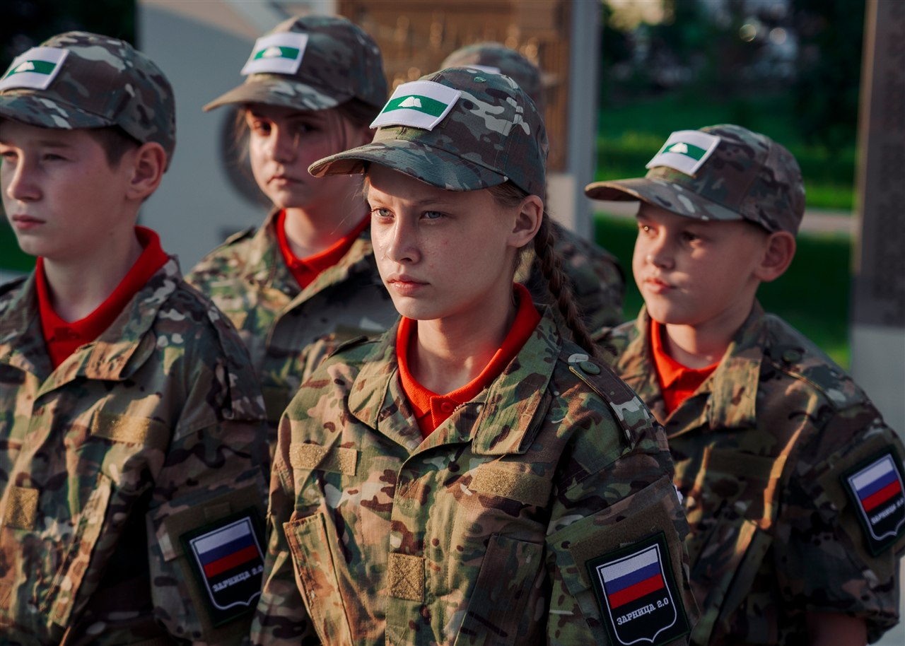 Фото «Зарницы 2.0»: тактическая стойка на склоне песчаного поля на полигоне «Зарницы 2.0»