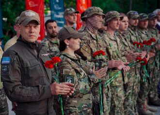 Лагерь «Авангард», лазертаг: широкий кадр строя на тренировочном поле в лагере «Авангард»