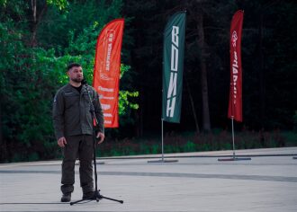 Турнир «Зарницы 2.0» LASERWAR: колонна участников вдоль грунтовой дороги во время миссии лазертага