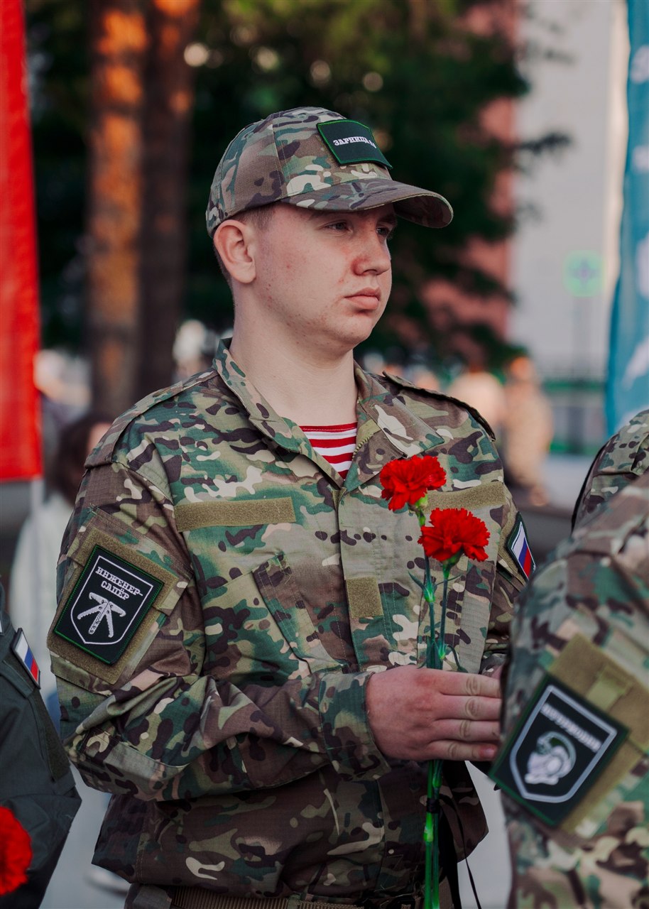 Лагерь «Авангард», лазертаг: тактическая стойка на склоне песчаного поля в лагере «Авангард»
