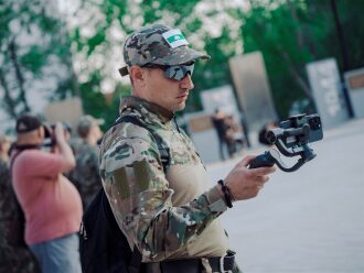 Турнир «Зарницы 2.0» LASERWAR: групповой портрет отряда на полигоне во время миссии лазертага