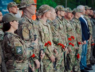 Фото «Зарницы 2.0»: движение цепочкой по полевой дороге на полигоне «Зарницы 2.0»