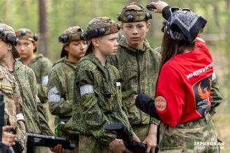 «Зарница 2.0»: Колонна участников вдоль грунтовой дороги — №889