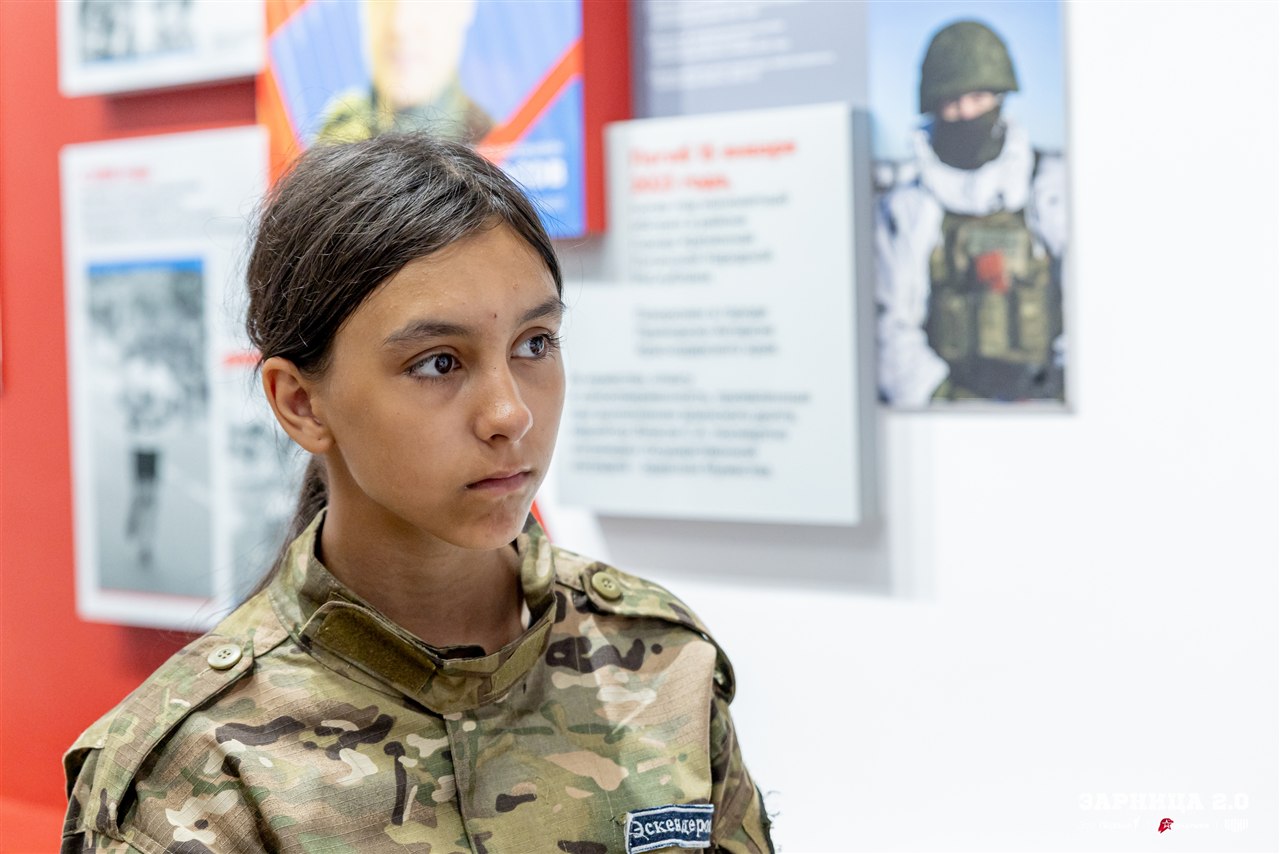 «Зарница 2.0»: Колонна участников вдоль грунтовой дороги — №1129