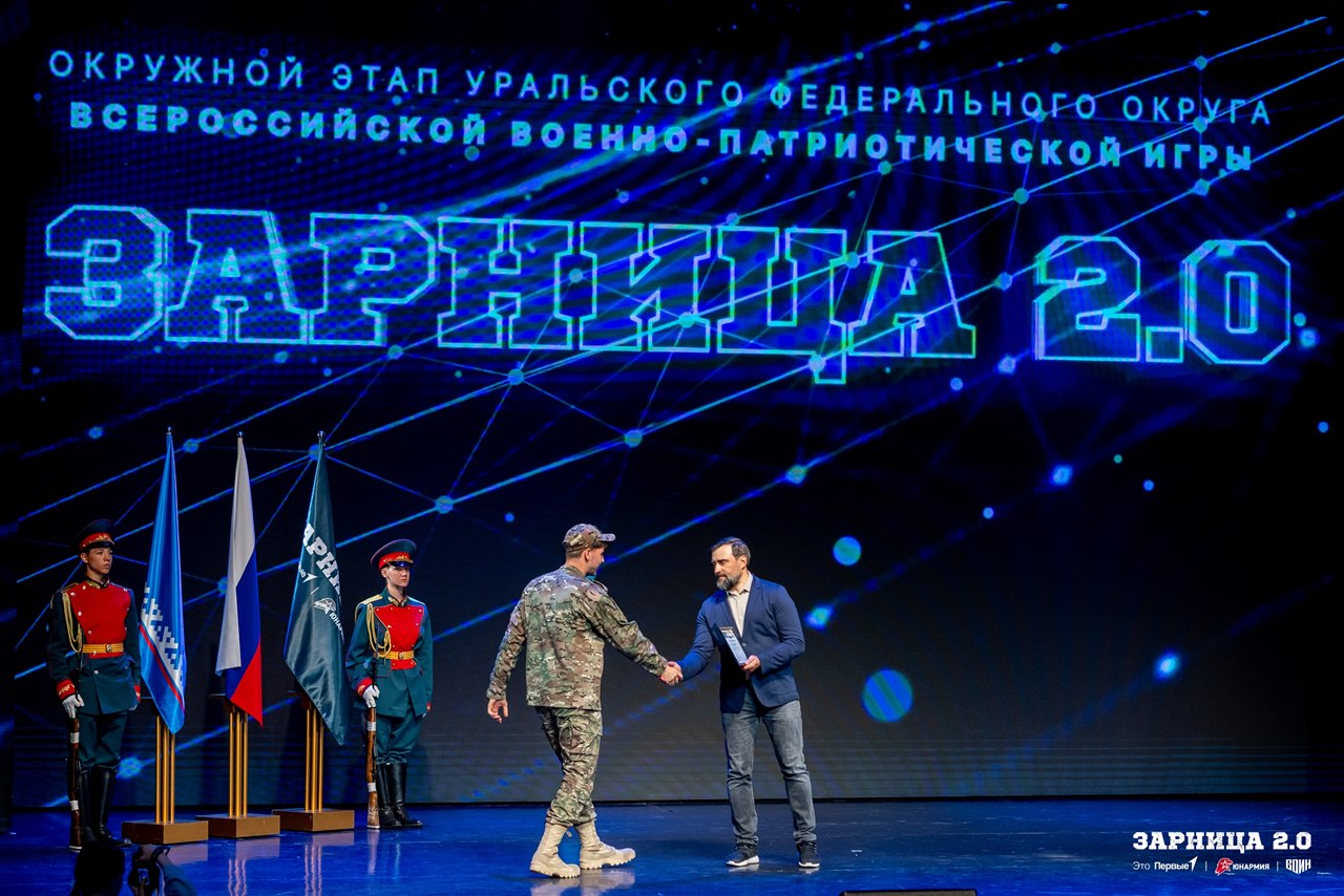 «Зарница 2.0»: Колонна участников вдоль грунтовой дороги — №1489