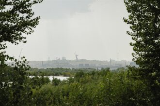 Лагерь «Авангард», лазертаг: выход отряда на старт миссии «Зарницы» в лагере «Авангард»