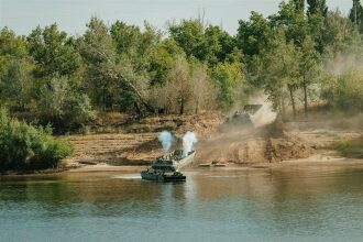 Фото «Зарницы 2.0»: бег с тагером по песчаной тропе «Авангарда» на полигоне «Зарницы 2.0»