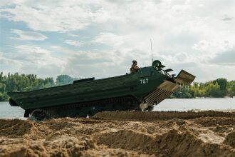 Лазертаг LASERWAR: колонна участников вдоль грунтовой дороги на площадке LASERWAR