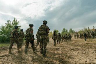 Лагерь «Авангард», лазертаг: низкая стойка в сухой траве с тагером в лагере «Авангард»