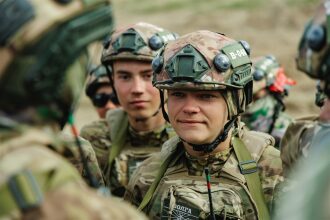 Фото «Зарницы 2.0»: полный рост: камуфляж и берцы на плацу на полигоне «Зарницы 2.0»