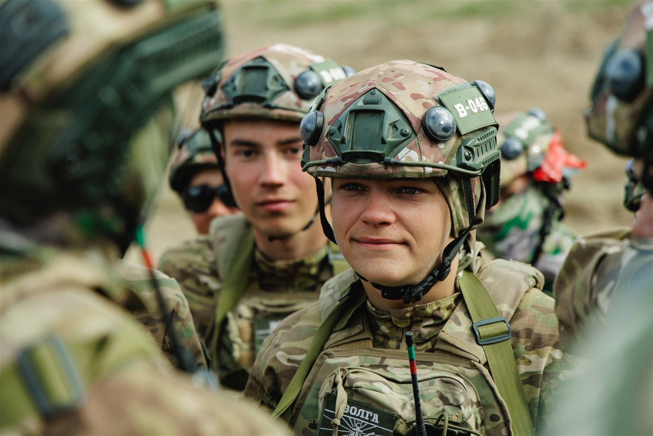 Фото «Зарницы 2.0»: полный рост: камуфляж и берцы на плацу на полигоне «Зарницы 2.0»