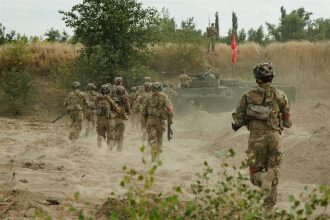 Фото «Зарницы 2.0»: наблюдение с возвышенности полигона на полигоне «Зарницы 2.0»