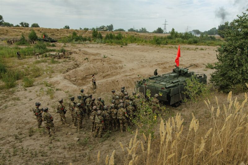 Турнир «Зарницы 2.0» LASERWAR: строй участников на плацу лагеря «Авангард» во время миссии лазертага