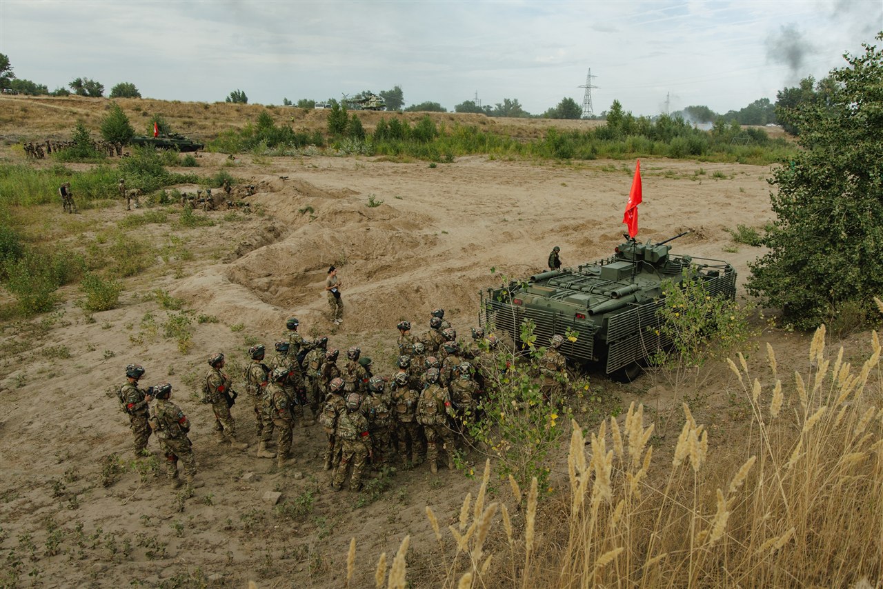 Турнир «Зарницы 2.0» LASERWAR: строй участников на плацу лагеря «Авангард» во время миссии лазертага