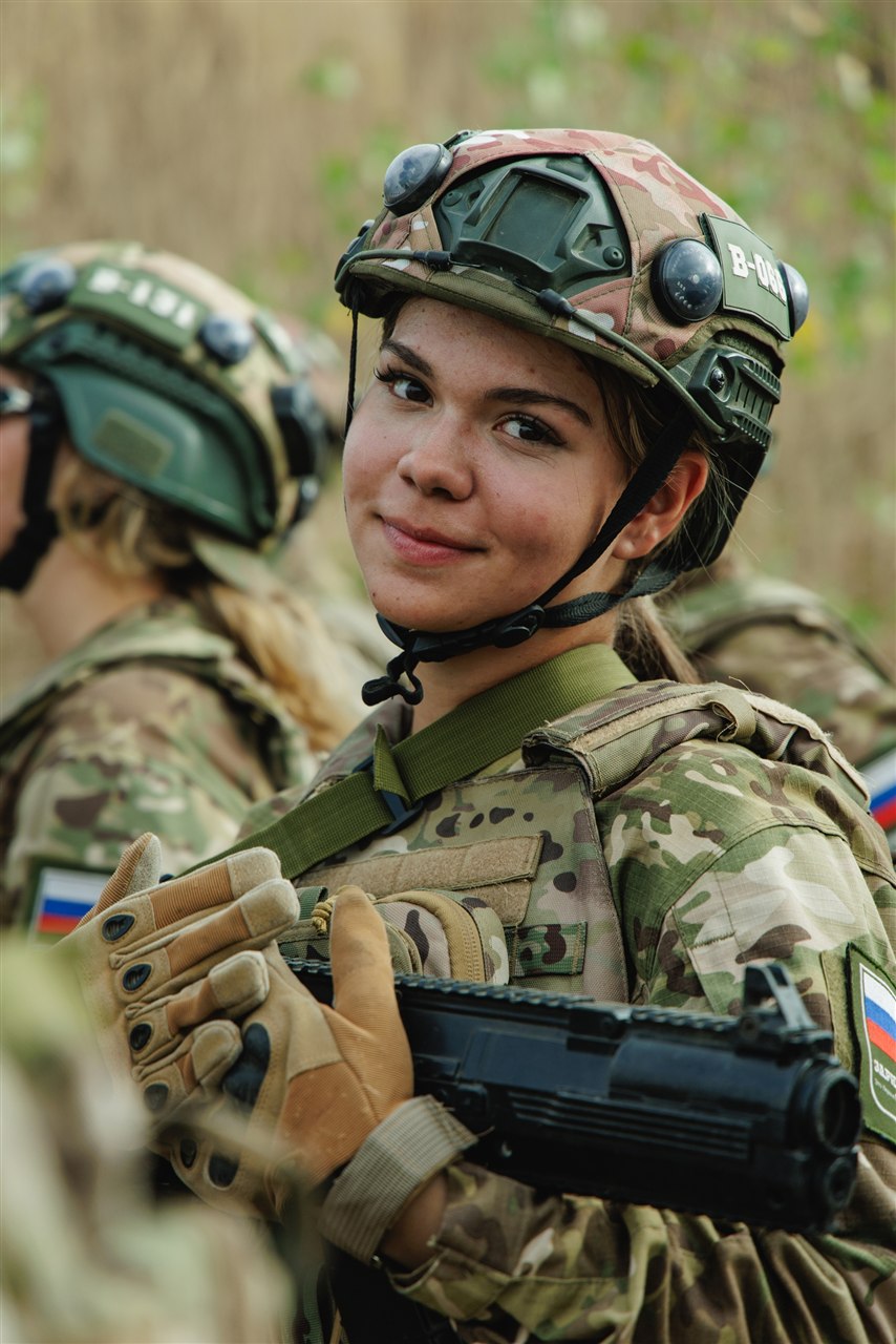 «Зарница 2.0»: группа с тагерами LASERWAR в камуфляже на «Зарнице 2.0»