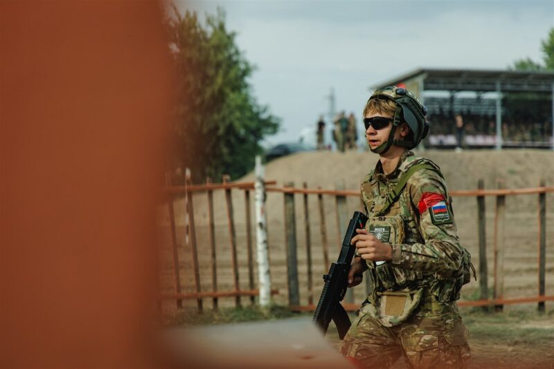 Турнир «Зарницы 2.0» LASERWAR: подготовка тагеров перед выходом во время миссии лазертага
