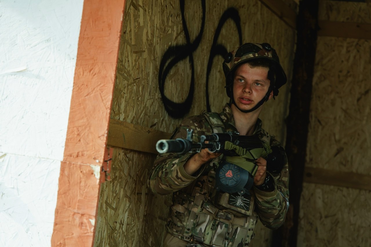 Лазертаг LASERWAR: строй участников на плацу лагеря «Авангард» на площадке LASERWAR