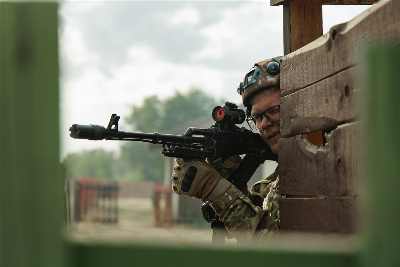 Фото «Зарницы 2.0»: выход отряда на старт миссии «Зарницы» на полигоне «Зарницы 2.0»