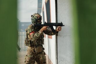 Фото «Зарницы 2.0»: портрет бойца в шлеме LASERWAR на полигоне «Зарницы 2.0»