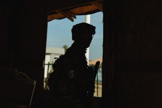 Фото «Зарницы 2.0»: низкая стойка в сухой траве с тагером на полигоне «Зарницы 2.0»