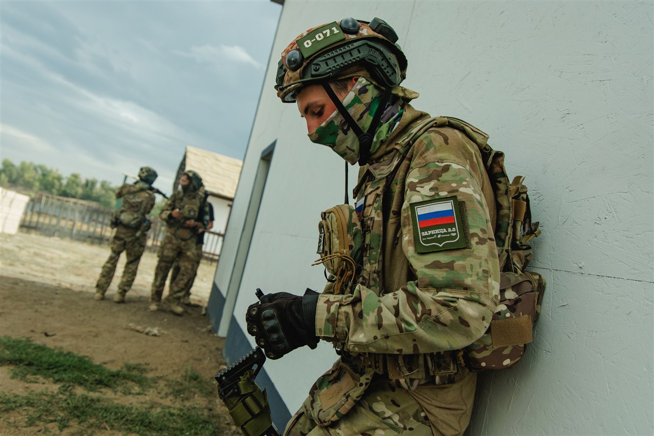 Турнир «Зарницы 2.0» LASERWAR: укрытие за стволом дерева на миссии во время миссии лазертага