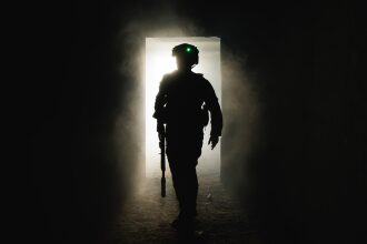 Фото «Зарницы 2.0»: движение цепочкой по полевой дороге на полигоне «Зарницы 2.0»