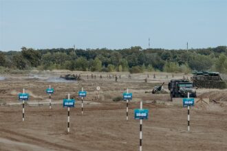 Лазертаг LASERWAR: Колонна участников вдоль грунтовой дороги — №249