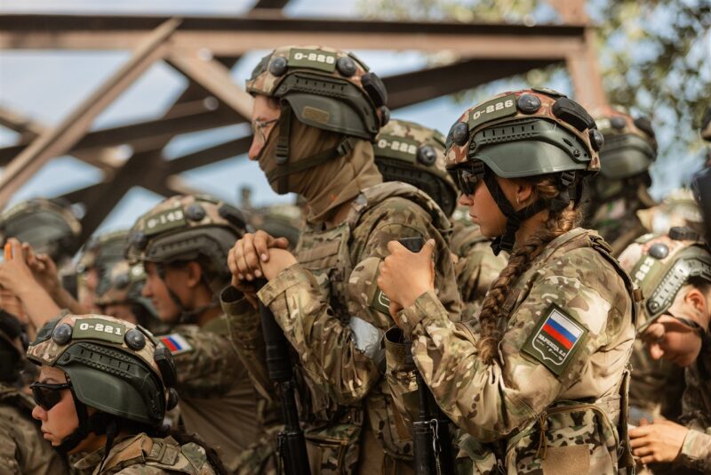 Фото «Зарницы 2.0»: Низкая стойка в сухой траве с тагером — №336
