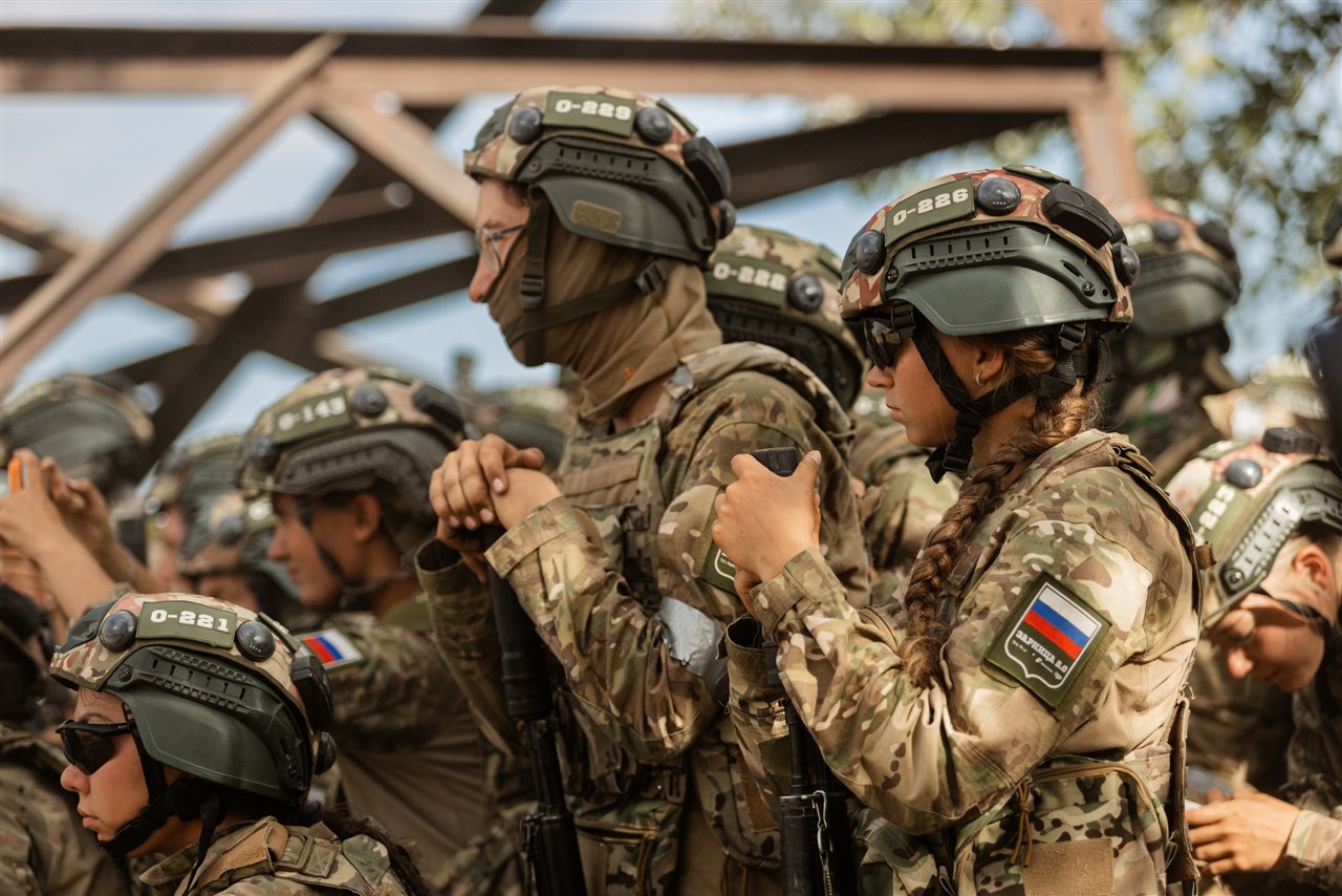 Фото «Зарницы 2.0»: Низкая стойка в сухой траве с тагером — №336