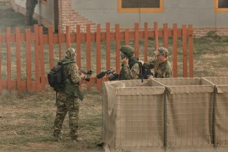 Фото «Зарницы 2.0»: Инструктаж команды перед лазертаг-миссией — №402