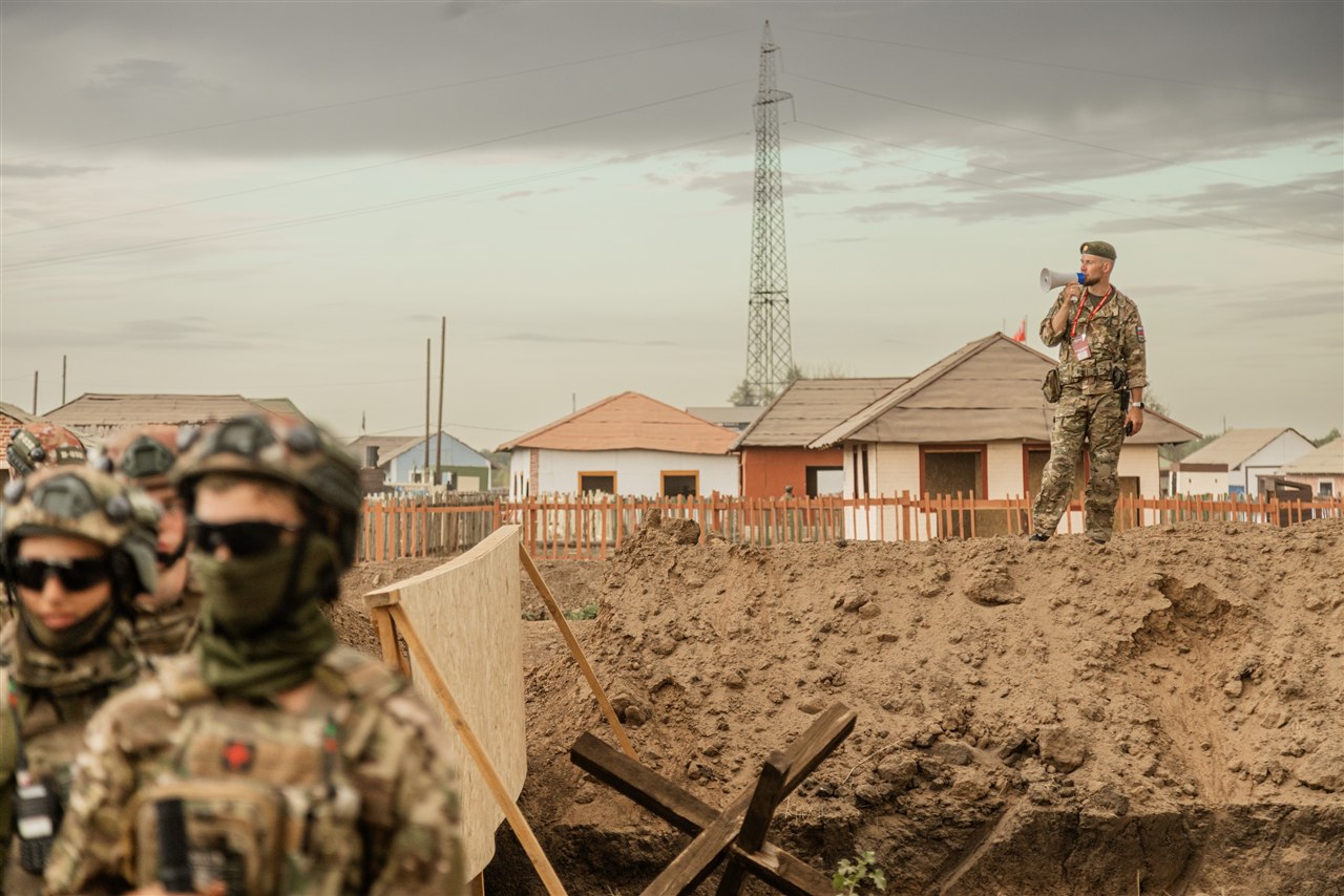 «Зарница 2.0»: Колонна участников вдоль грунтовой дороги — №409