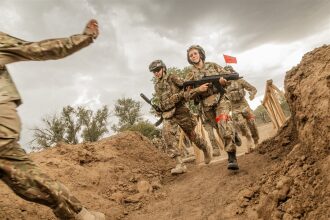 Фото «Зарницы 2.0»: Тактическая стойка на склоне песчаного поля — №414