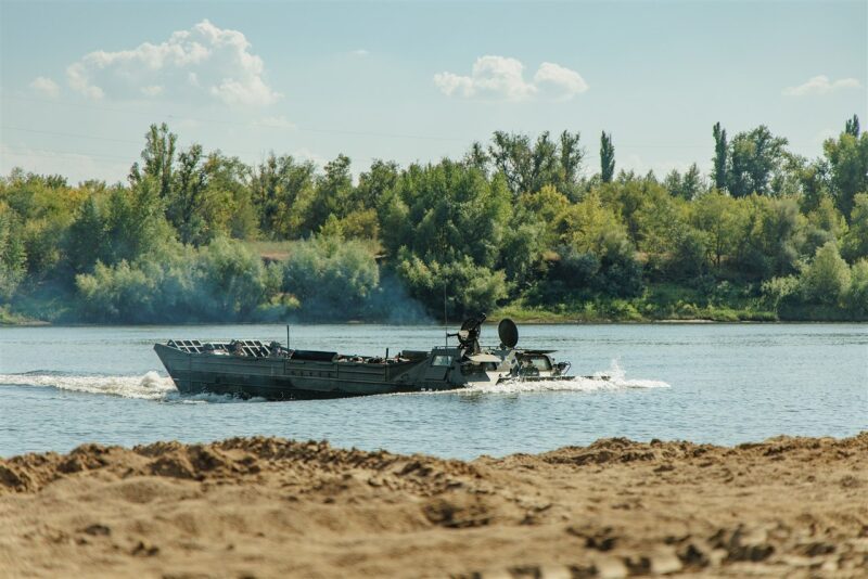 Лазертаг LASERWAR: группа с тагерами LASERWAR в камуфляже на площадке LASERWAR