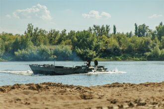 Лазертаг LASERWAR: группа с тагерами LASERWAR в камуфляже на площадке LASERWAR