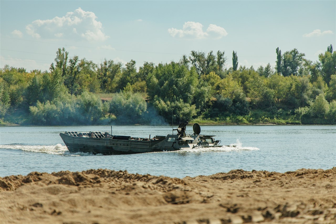 Лазертаг LASERWAR: группа с тагерами LASERWAR в камуфляже на площадке LASERWAR